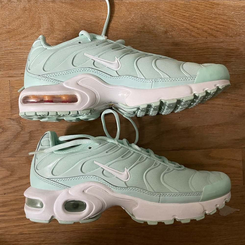 Nike Women's Light Green Air Max Sneakers
